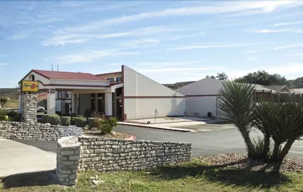 Super 8 By Wyndham Kerrville Tx Buitenkant foto