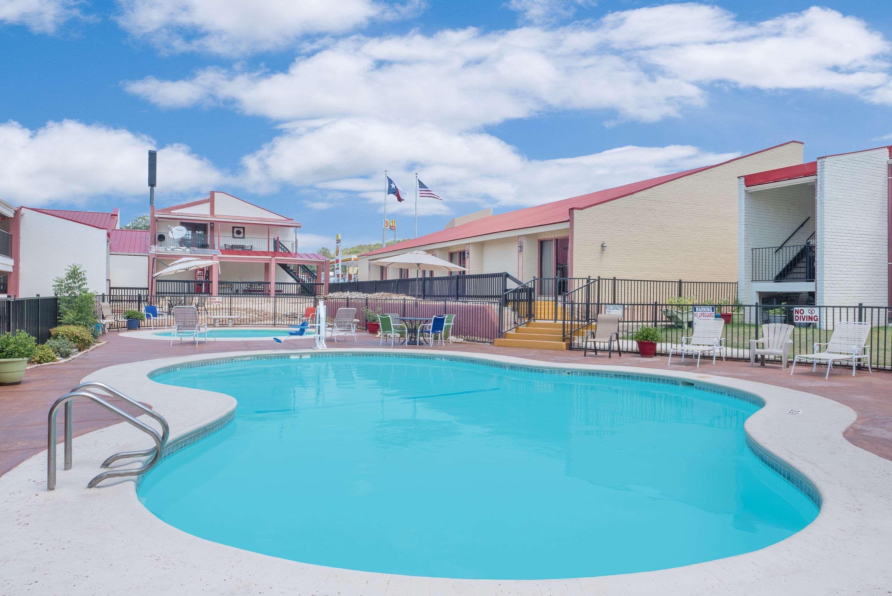 Super 8 By Wyndham Kerrville Tx Buitenkant foto