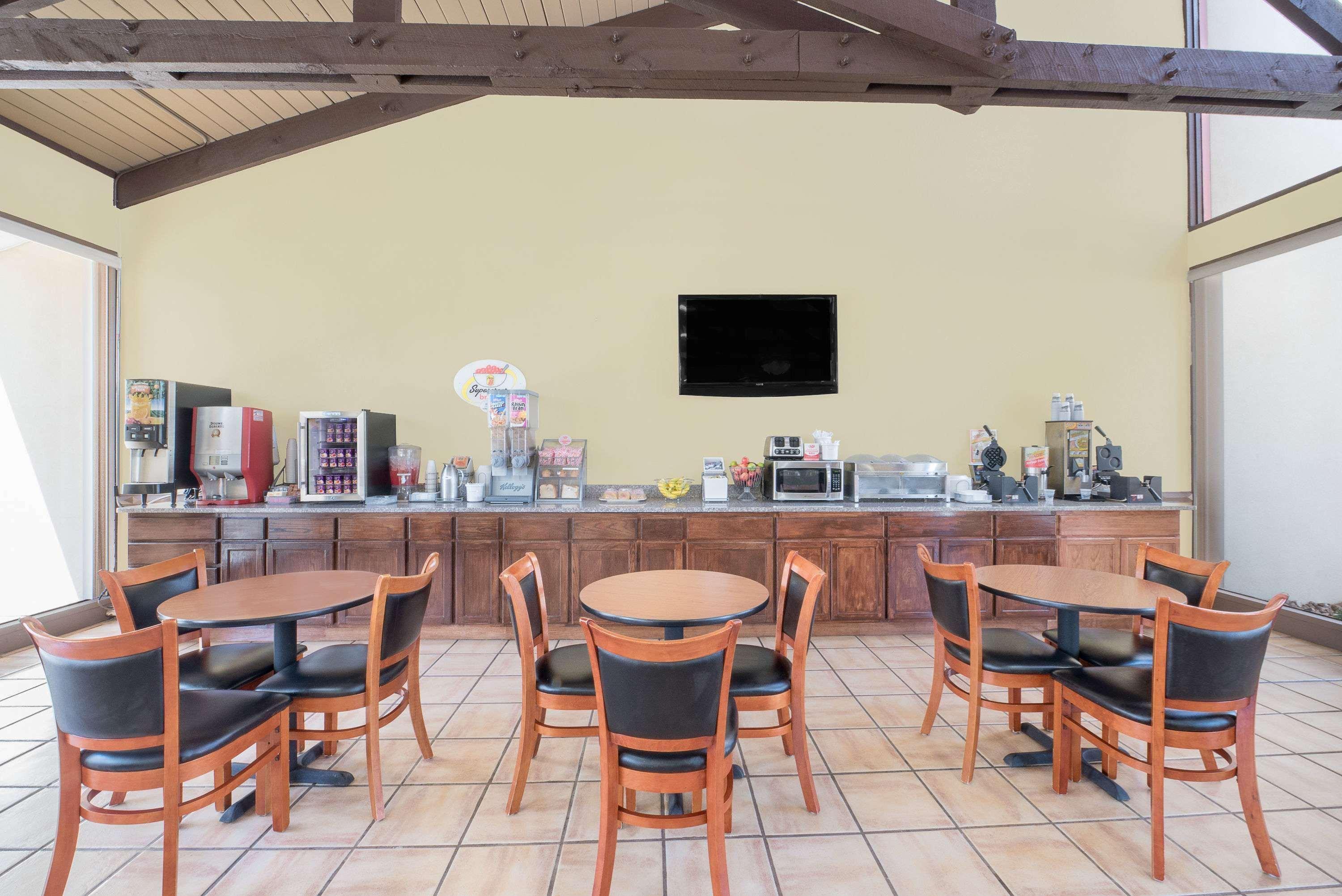 Super 8 By Wyndham Kerrville Tx Buitenkant foto
