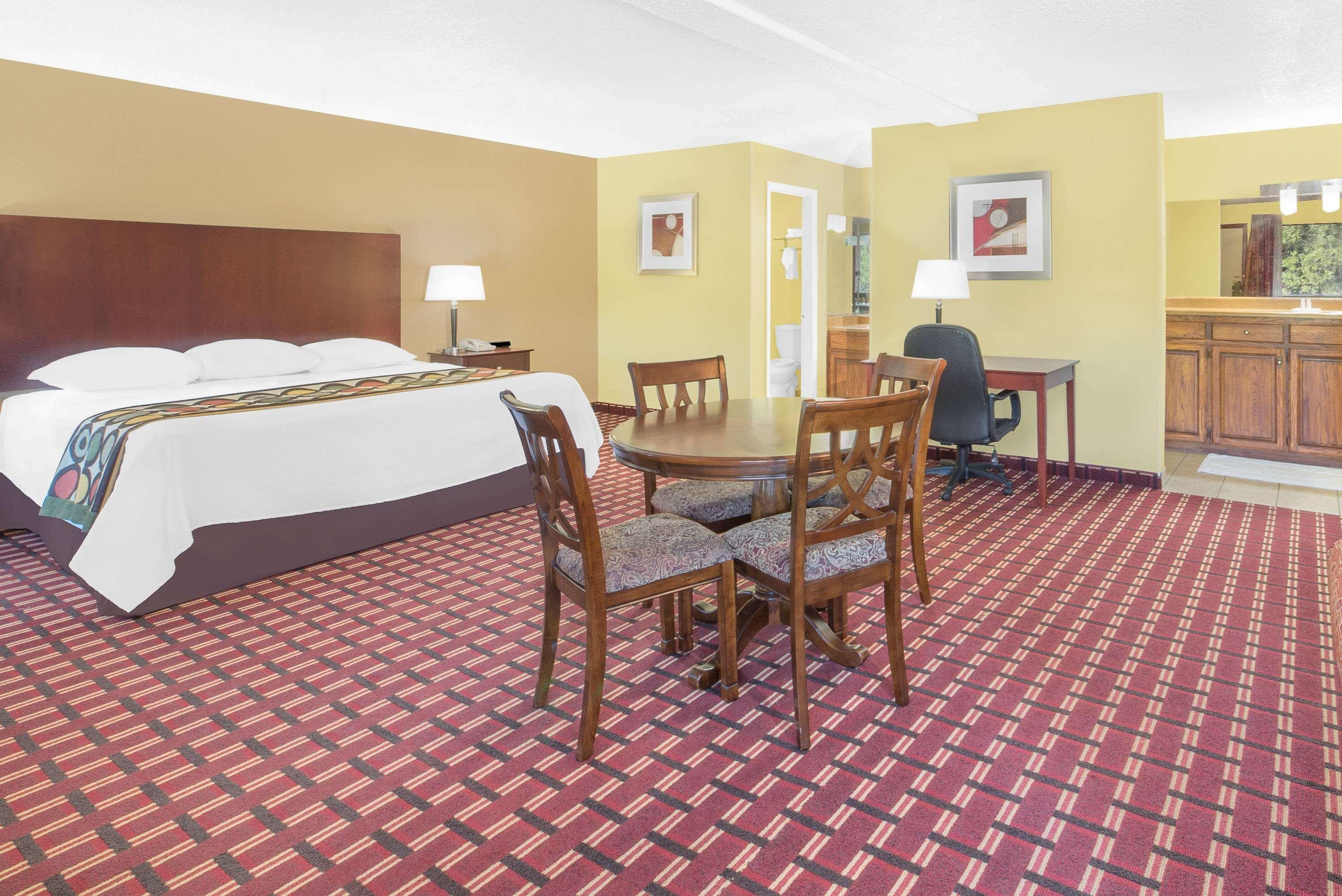 Super 8 By Wyndham Kerrville Tx Buitenkant foto