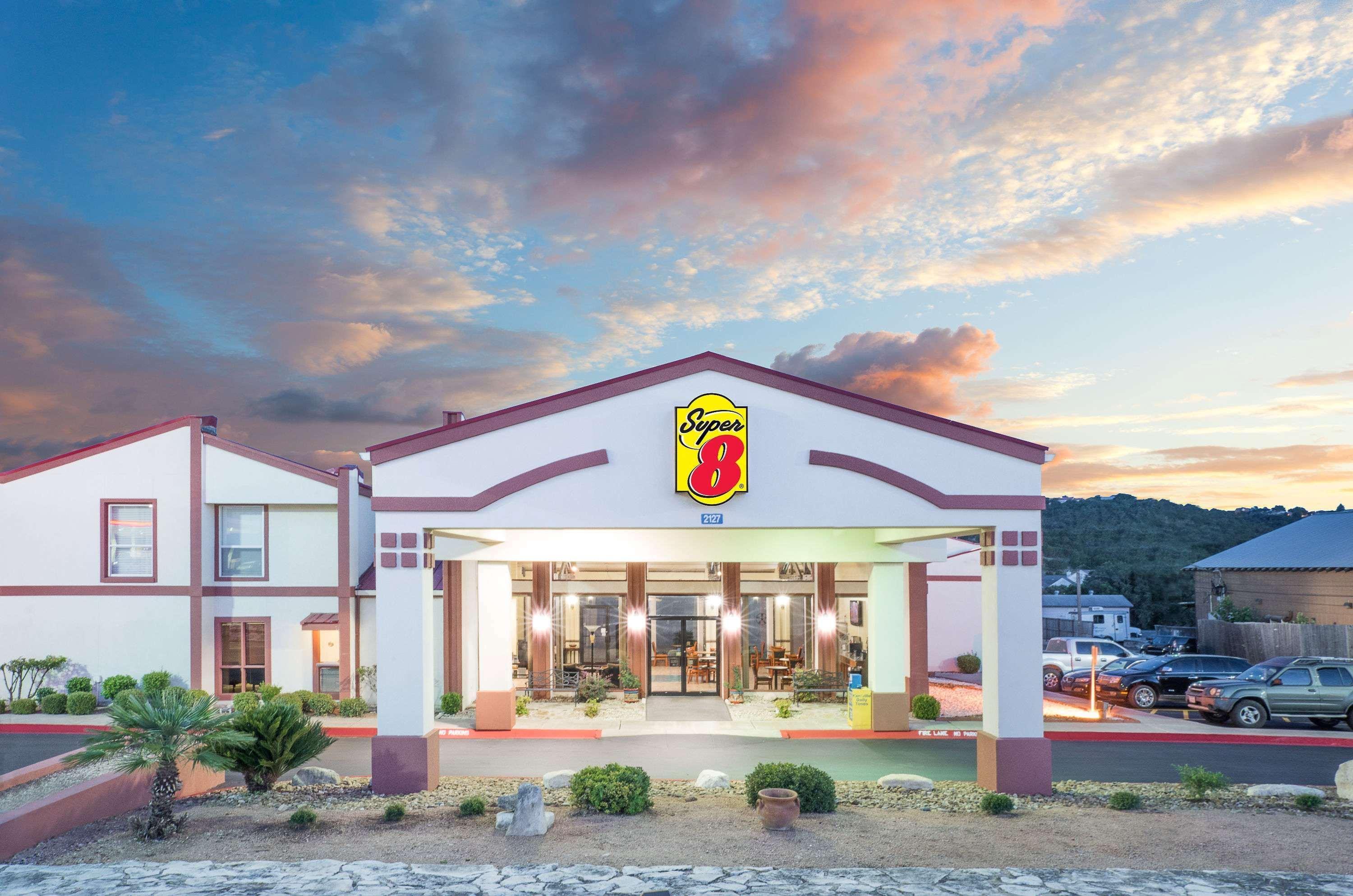 Super 8 By Wyndham Kerrville Tx Buitenkant foto