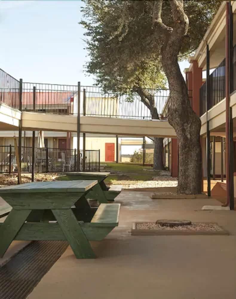 Super 8 By Wyndham Kerrville Tx Buitenkant foto