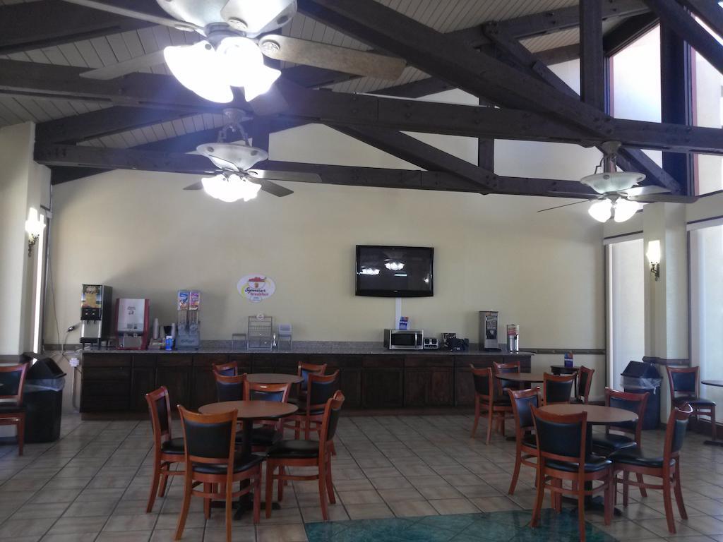 Super 8 By Wyndham Kerrville Tx Buitenkant foto