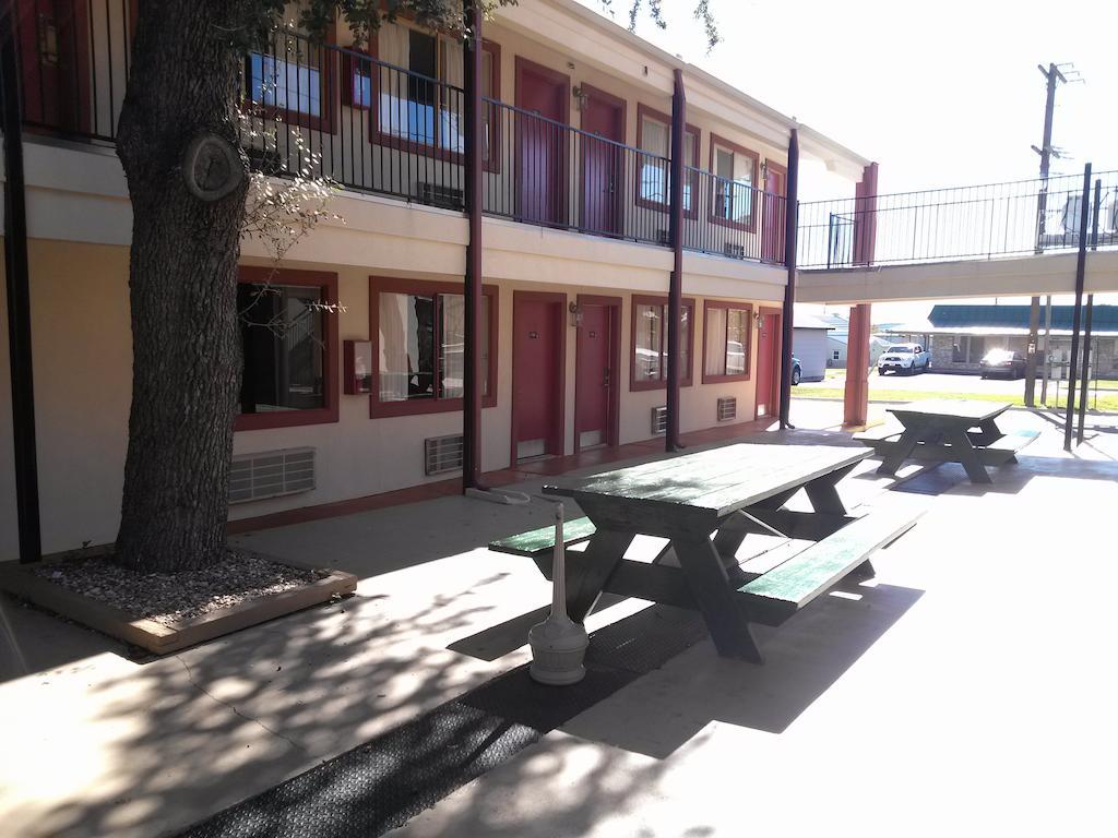 Super 8 By Wyndham Kerrville Tx Buitenkant foto