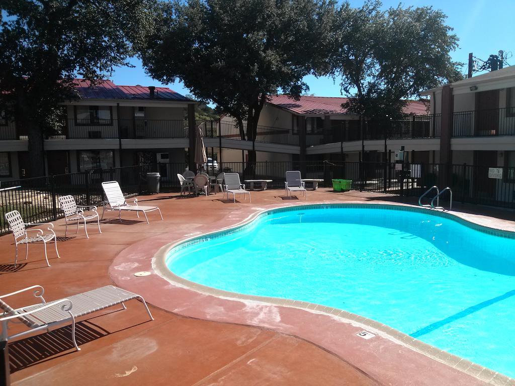 Super 8 By Wyndham Kerrville Tx Buitenkant foto