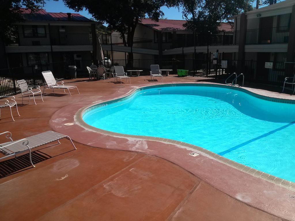 Super 8 By Wyndham Kerrville Tx Buitenkant foto