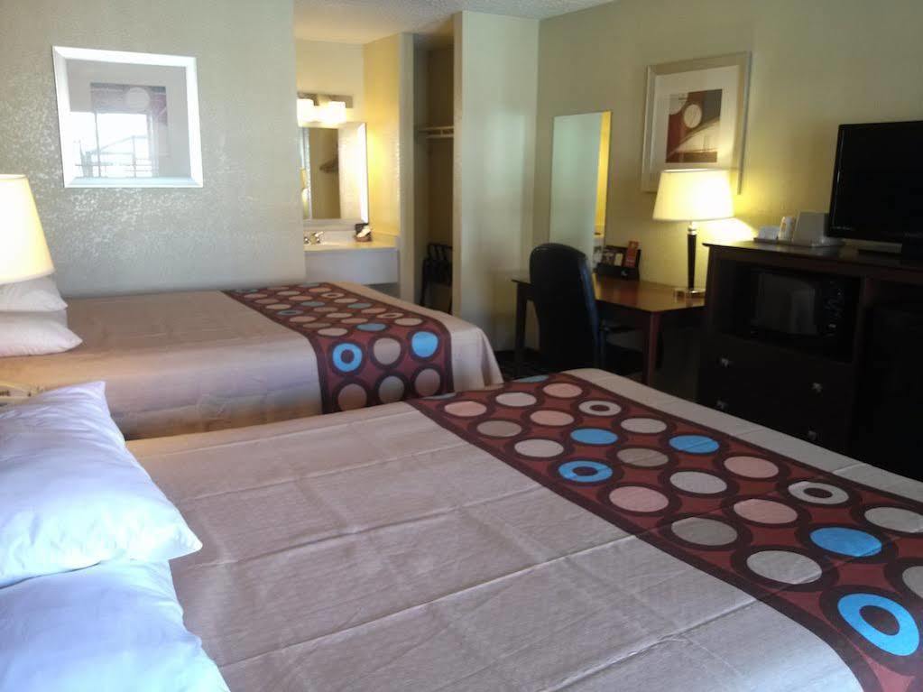 Super 8 By Wyndham Kerrville Tx Buitenkant foto